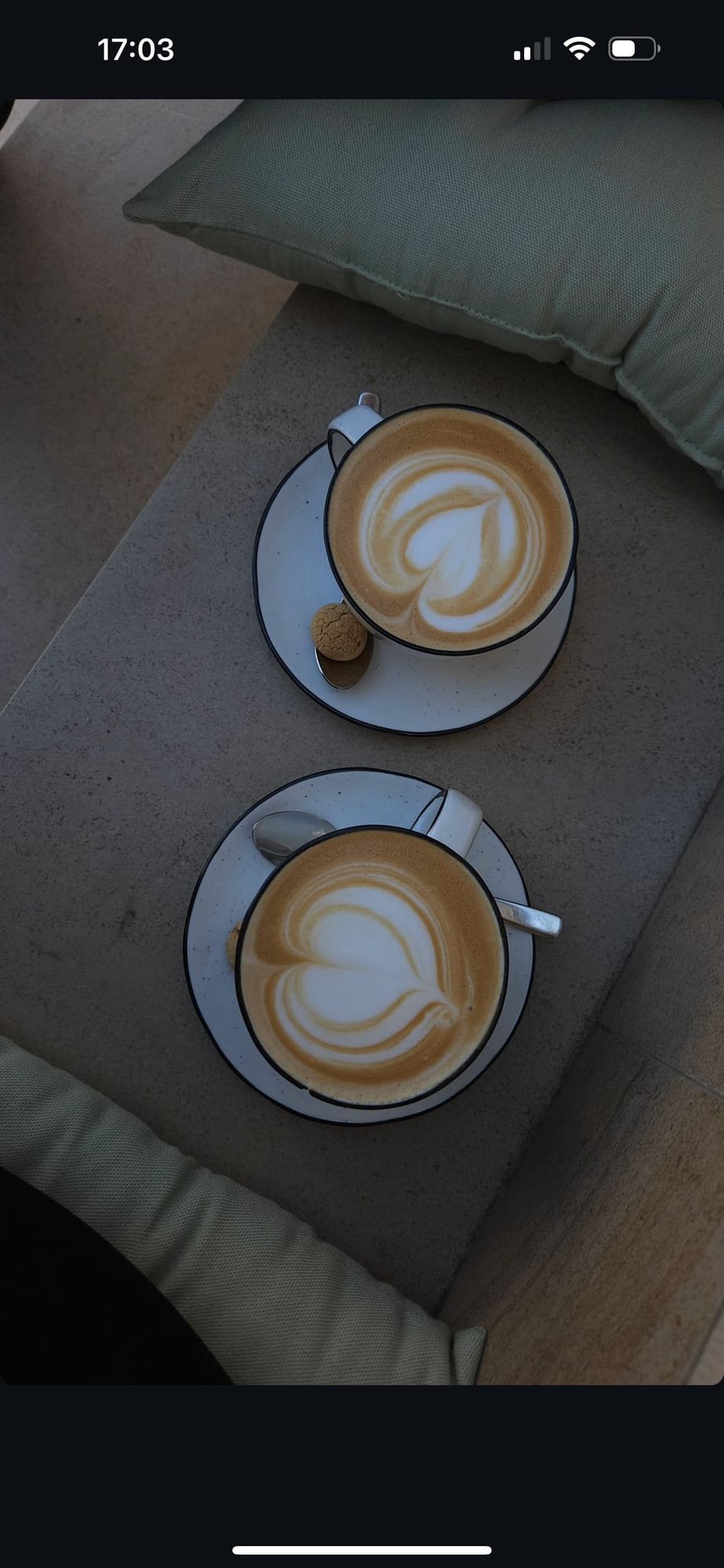 Zwei Cappuccinos mit Herz-Latte-Art auf Steinuntergrund
