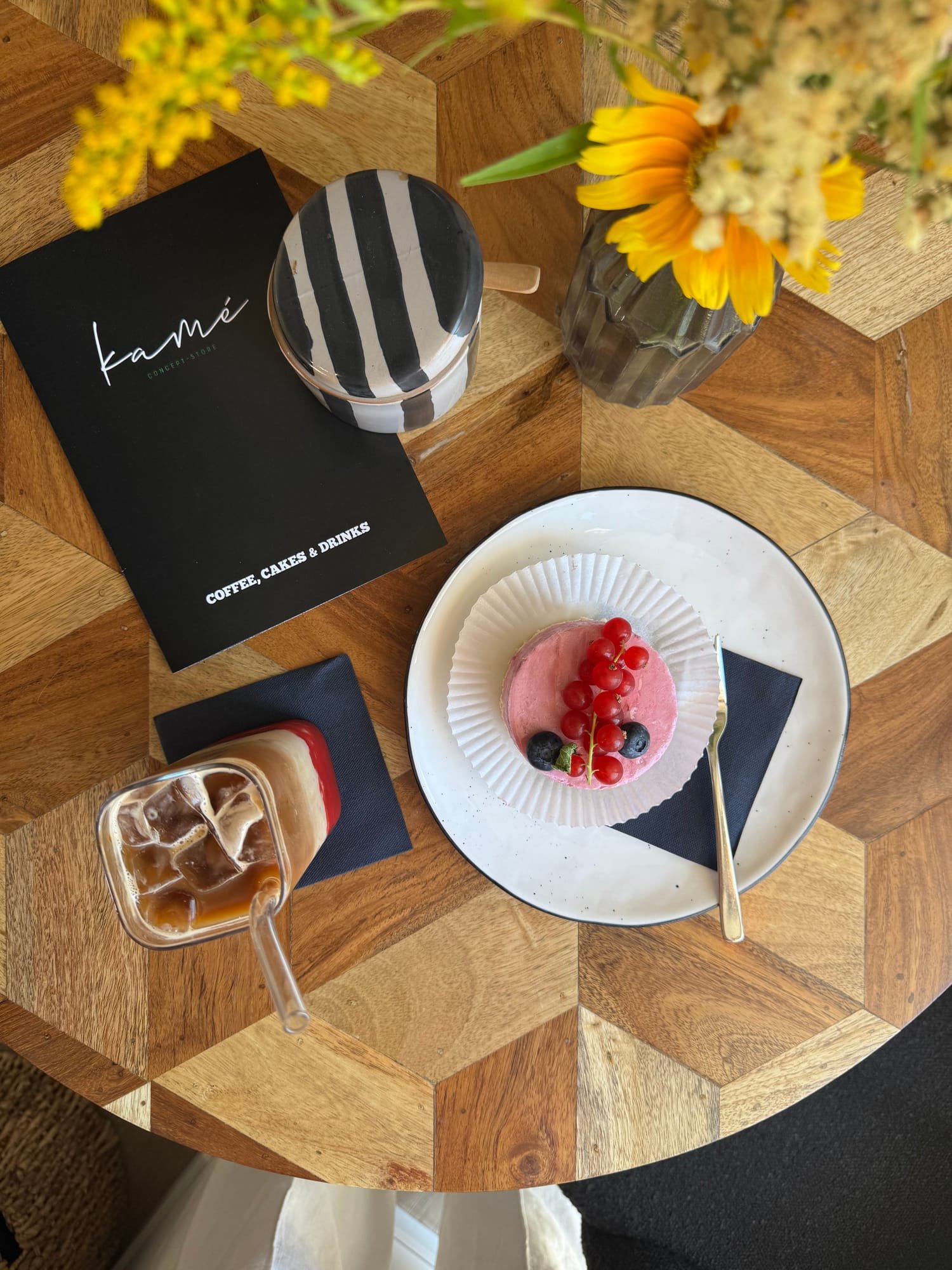 Coffee, Cakes & Drinks Menükarte im Flatlay mit Sonnenblume und Beerenkuchen
