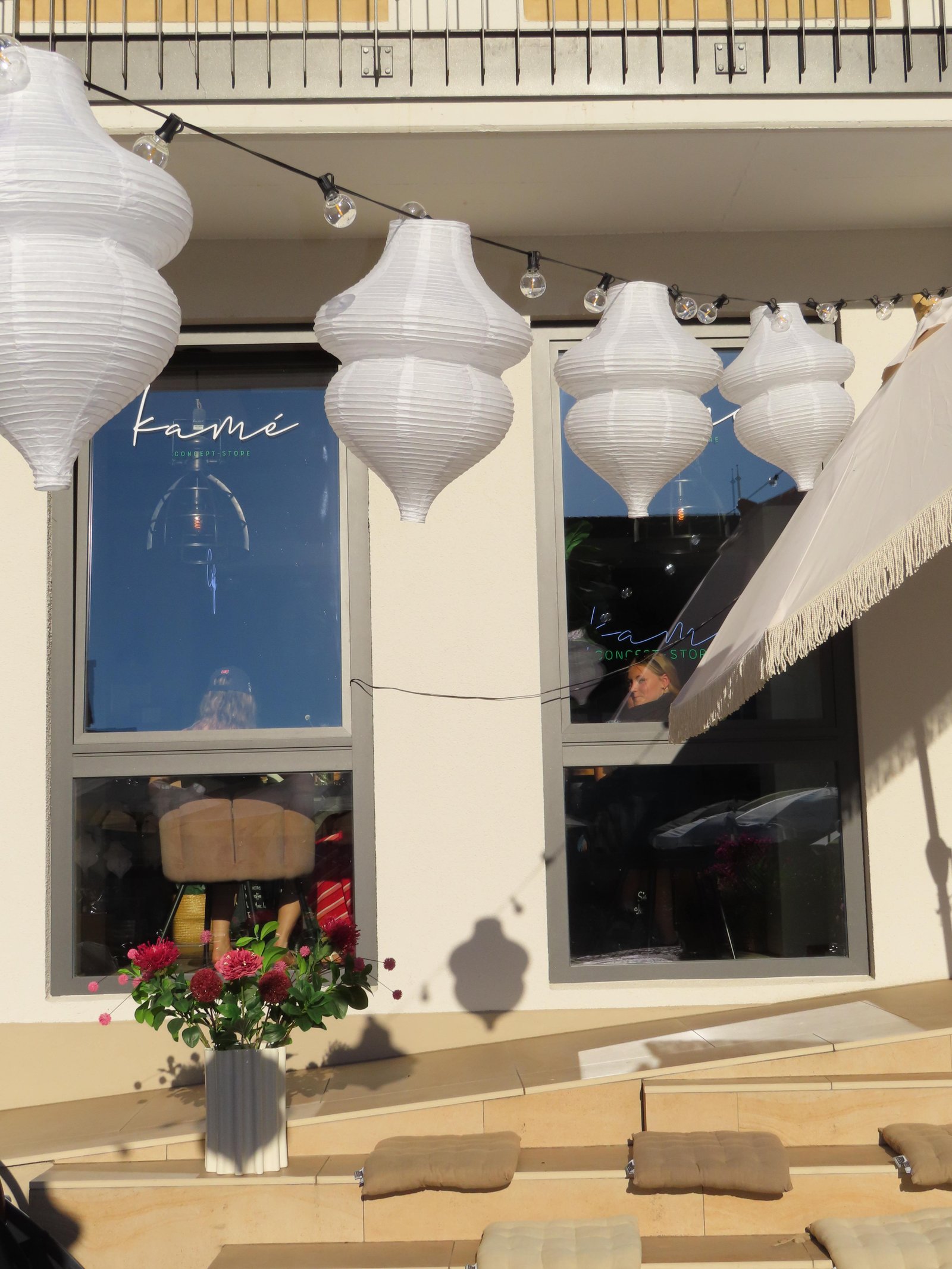 Weiße Papierlampen vor den Kamé Store-Fenstern