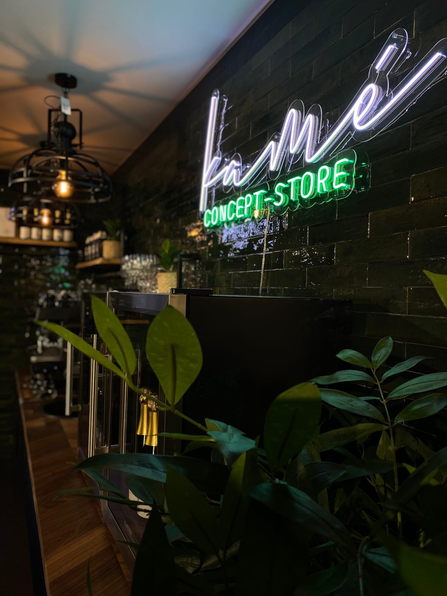 kamé Concept-Store Leuchtschriftzug am historischen Gebäude in Müllheim